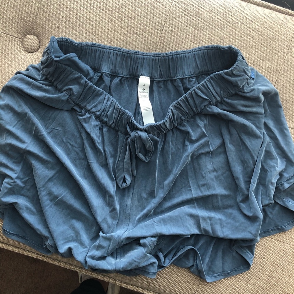 lululemon flow in elegance short 4.5” size 4 (S)